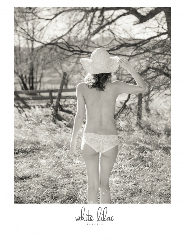 https://lilacandfernphotography.com/wp-content/uploads/2014/04/White-Lilac-Boudoir-Saratoga-Springs-NY-15-700x905.jpg