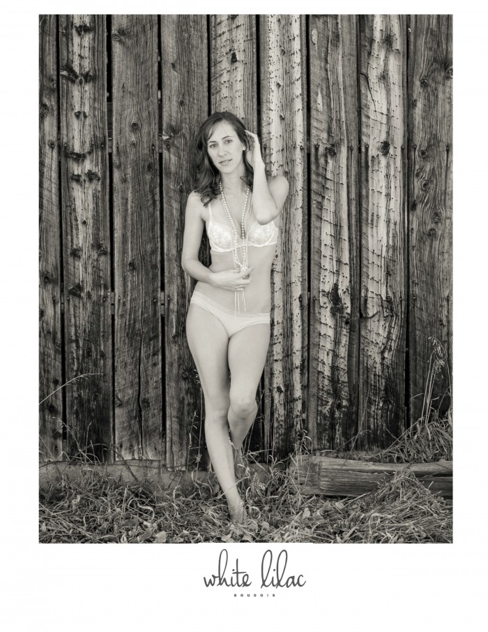 https://lilacandfernphotography.com/wp-content/uploads/2014/04/White-Lilac-Boudoir-Saratoga-Springs-NY-22-700x905.jpg